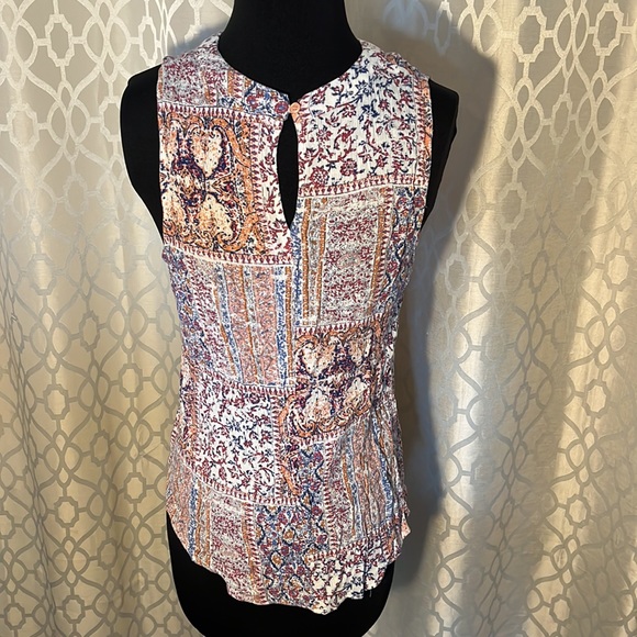 Womens patterned sleeveless top with button on back. Elodie Size M - Picture 4 of 9